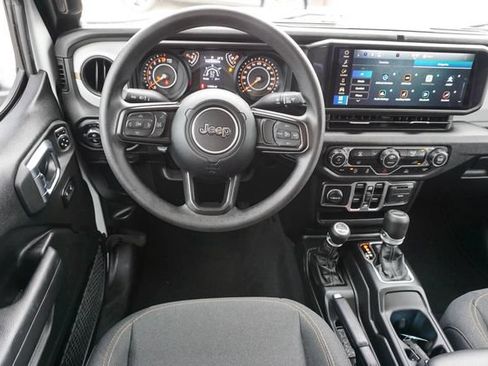 Used 2025 Jeep Gladiator Sport AWD/4WD image 14