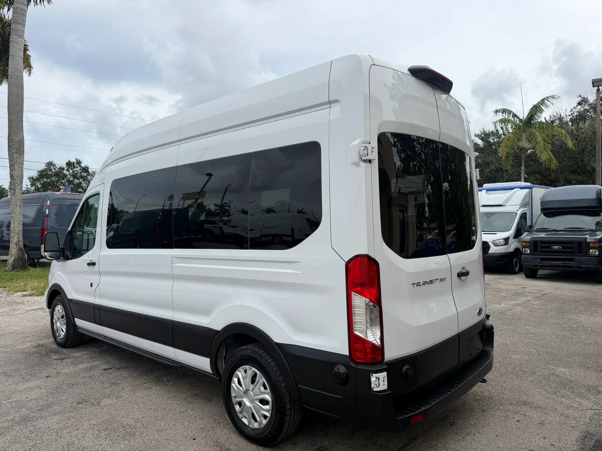 Used 2024 Ford Transit 350 XLT RWD image 4