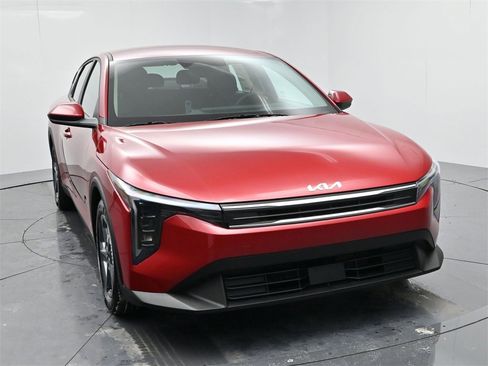 New 2025 Kia K4 LXS image 2