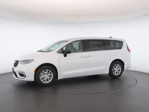 New 2026 Chrysler Pacifica Select image 41