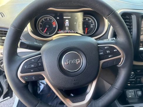 Used 2017 Jeep Cherokee Limited w/ Luxury Group FWD image 11