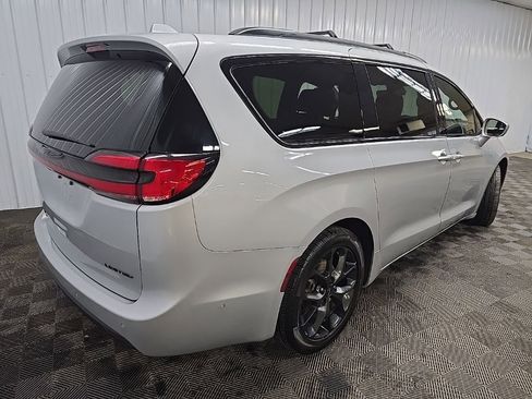 Used 2022 Chrysler Pacifica Limited w/ S Appearance Package image 10