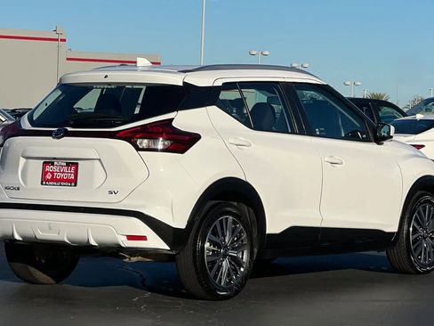 Used 2021 Nissan Kicks SV image 2