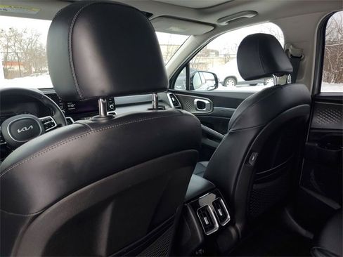 Certified 2022 Kia Sorento SX image 9