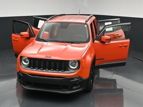 Used 2018 Jeep Renegade Altitude w/ Cold Weather Group FWD image 37