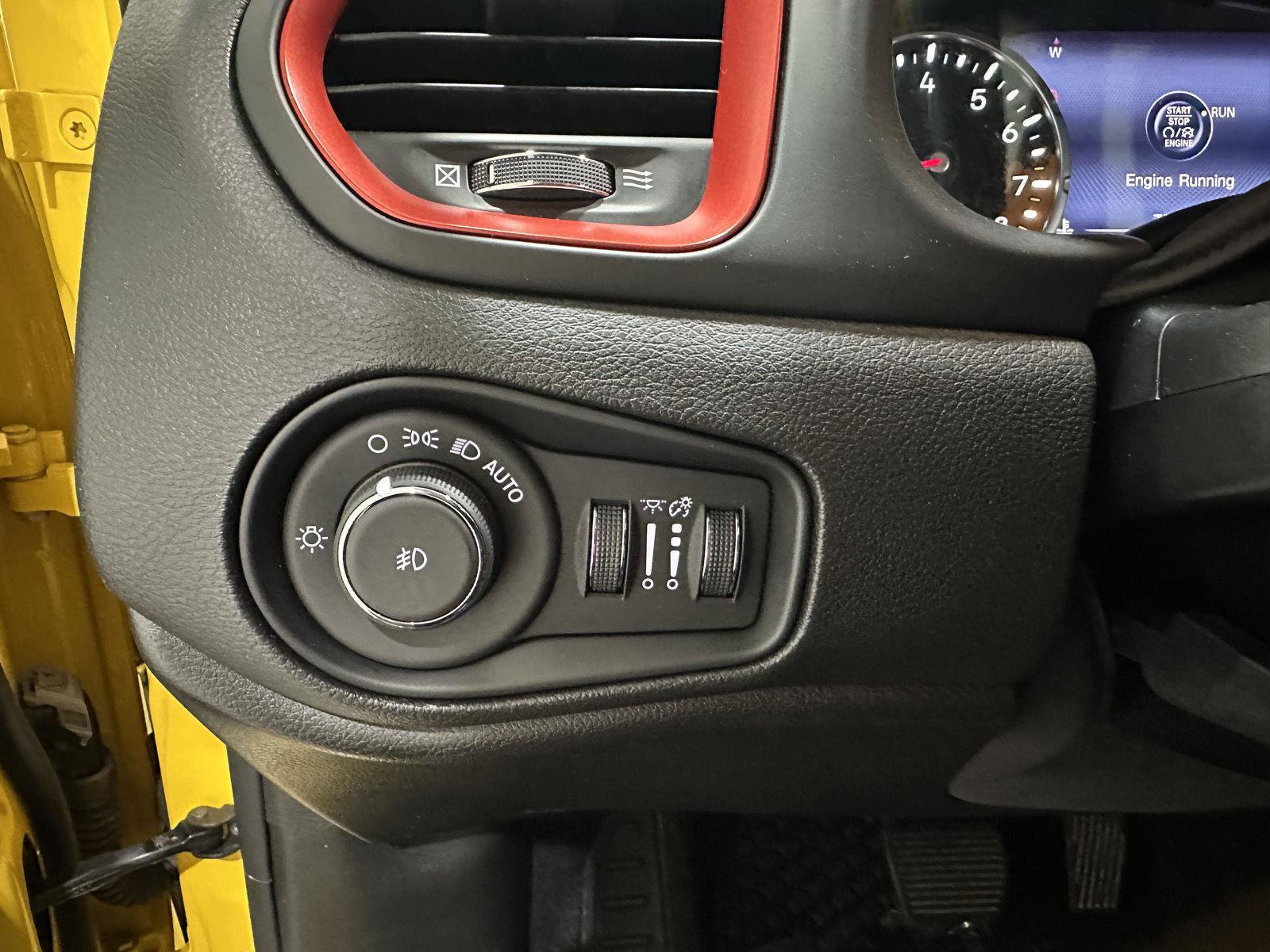 Used 2016 Jeep Renegade Trailhawk AWD/4WD image 16