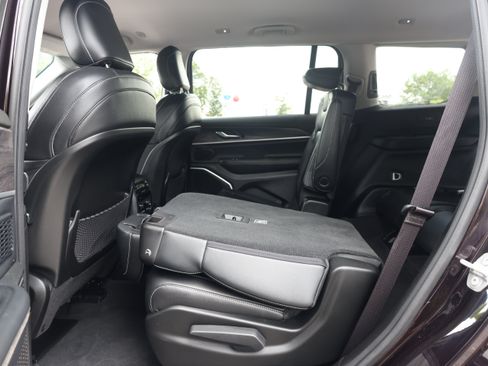 Used 2022 Jeep Grand Cherokee L Limited AWD/4WD image 17