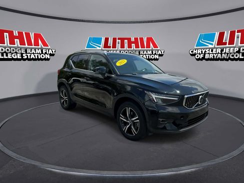 Used 2023 Volvo XC40 B5 Plus AWD/4WD image 2