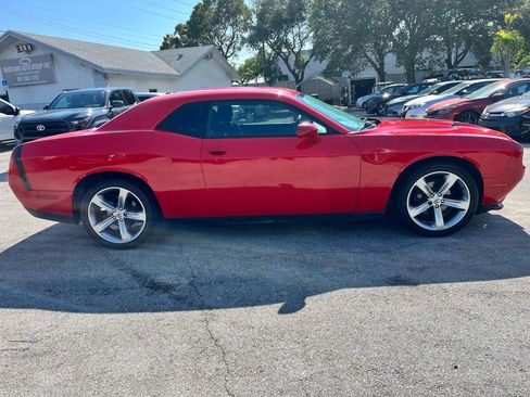 Used 2016 Dodge Challenger SXT image 9