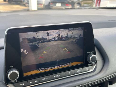 Used 2025 Nissan Rogue SV FWD image 25