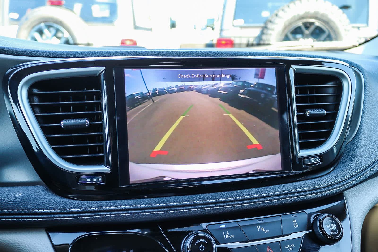 Used 2024 Chrysler Pacifica Limited FWD image 25