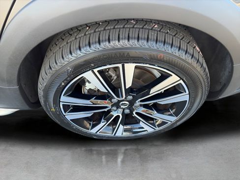 Used 2023 Volvo V60 B5 Cross Country Ultimate w/ Climate Package image 4