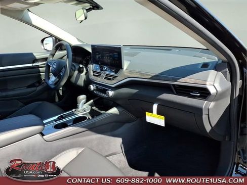 Used 2025 Nissan Altima 2.5 SL FWD image 11