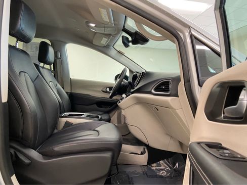 Used 2024 Chrysler Pacifica Touring-L FWD image 19