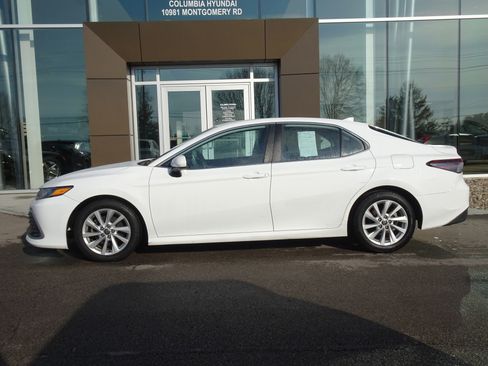 Used 2021 Toyota Camry LE image 2