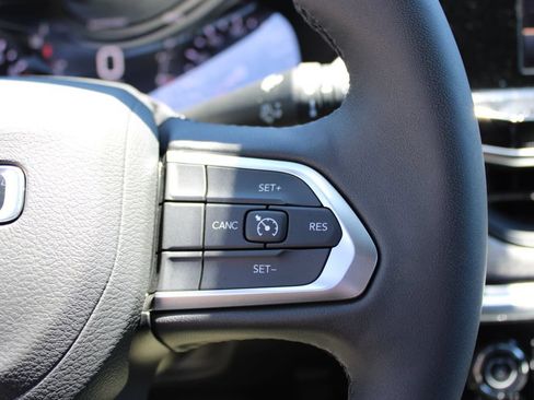 Used 2025 Jeep Compass Latitude AWD/4WD image 15