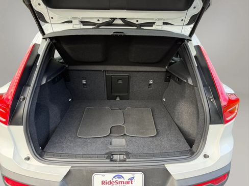 Used 2021 Volvo XC40 T4 Momentum FWD image 4