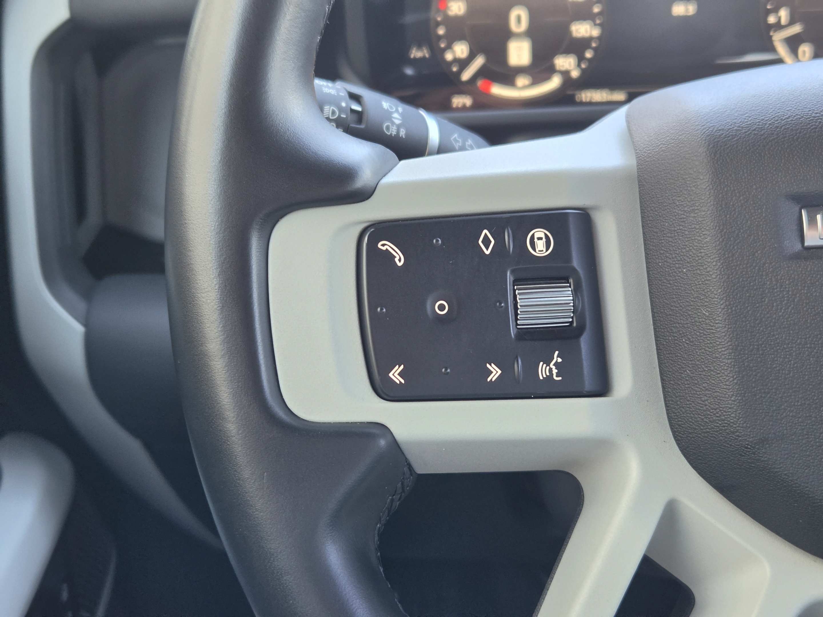 Used 2024 Land Rover Defender 110 X-Dynamic SE AWD/4WD image 29