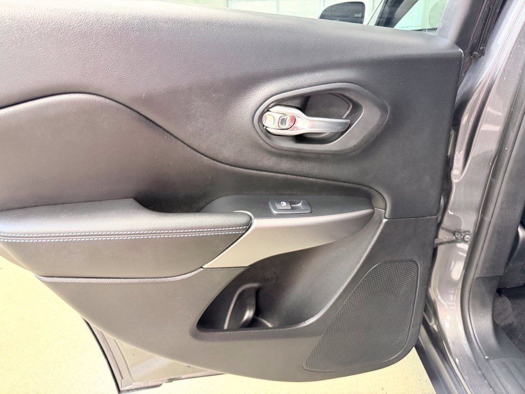 Used 2019 Jeep Cherokee Latitude Plus w/ Comfort/Convenience Group FWD image 17