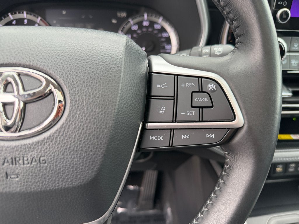 Used 2023 Toyota Highlander XLE AWD/4WD image 16