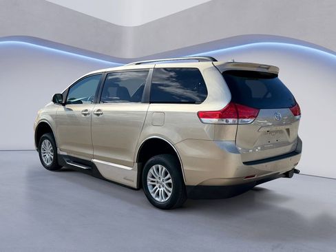 Used 2013 Toyota Sienna XLE w/ Premium Pkg image 5