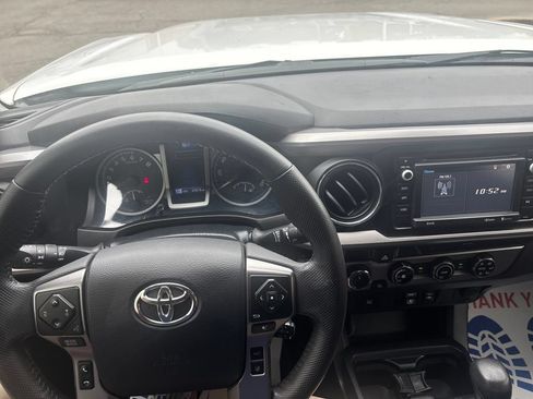 Used 2018 Toyota Tacoma SR5 AWD/4WD image 18