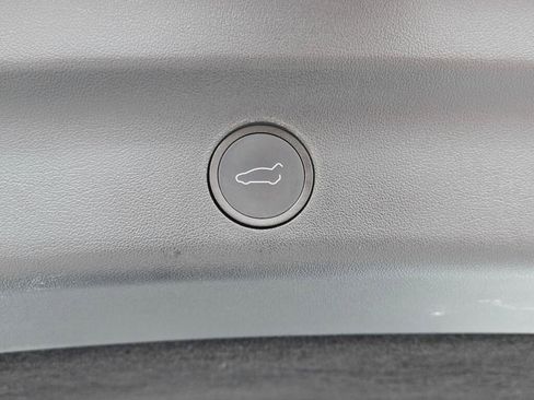 Used 2022 Tesla Model Y Long Range image 19