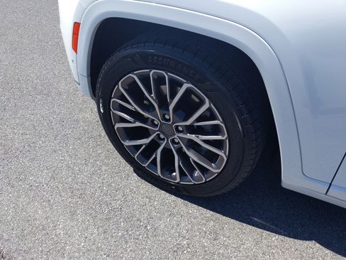 Used 2023 Jeep Grand Cherokee L Summit image 9