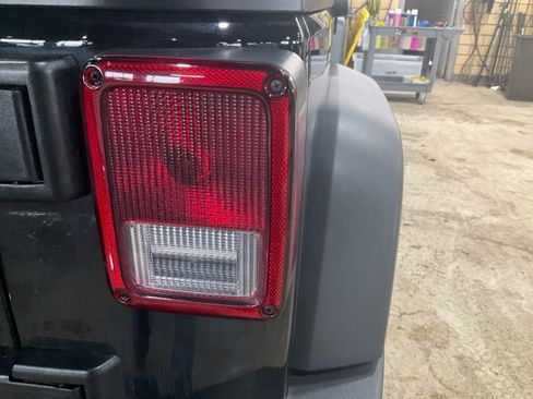 Used 2017 Jeep Wrangler Unlimited Rubicon w/ Cold Weather Group image 23