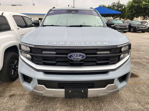 Used 2025 Ford Expedition Platinum w/ Driver's Package AWD/4WD image 2