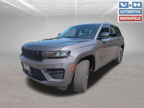 Used 2023 Jeep Grand Cherokee Altitude AWD/4WD image 2