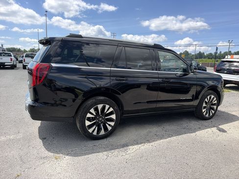 Used 2025 Ford Expedition Platinum w/ Driver's Package AWD/4WD image 3