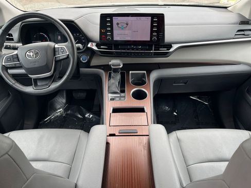 Used 2024 Toyota Sienna XLE image 32