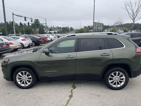 Used 2019 Jeep Cherokee Latitude w/ Cold Weather Group FWD image 2