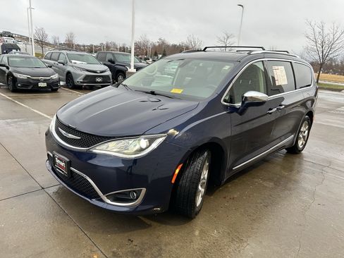 Used 2018 Chrysler Pacifica Limited image 3