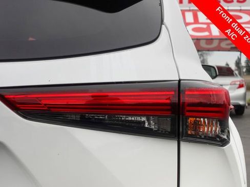 Certified 2023 Toyota Highlander XLE image 9