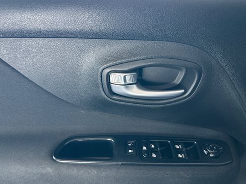 Used 2016 Jeep Renegade Latitude FWD image 11