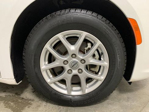 Used 2022 Chrysler Pacifica Touring-L image 13