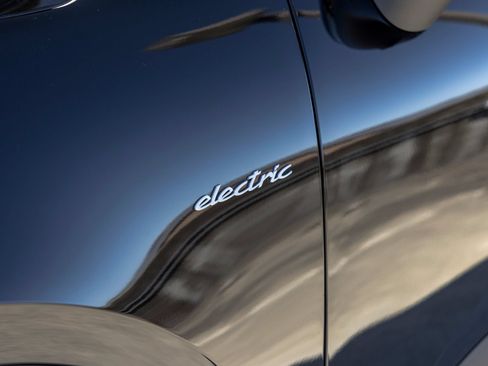 New 2026 Porsche Macan 4 Electric AWD/4WD image 19