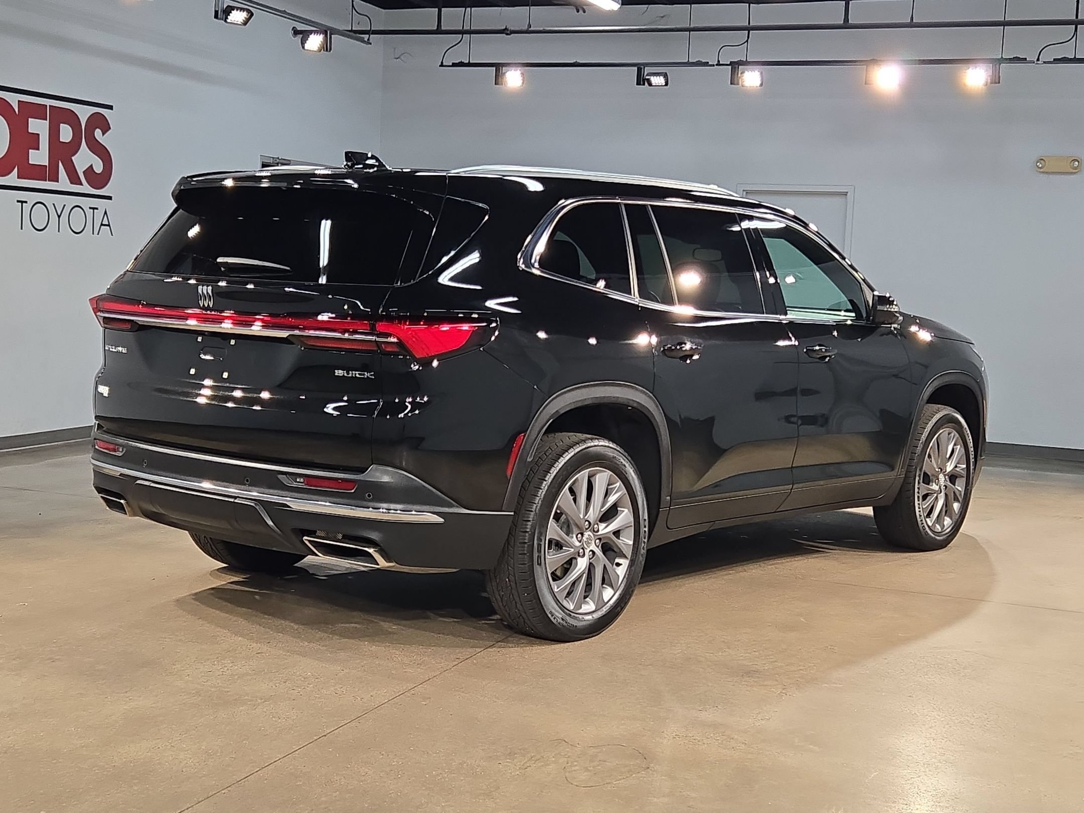 Used 2025 Buick Enclave Preferred FWD image 7