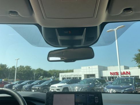 Used 2026 Nissan Rogue SL FWD image 17