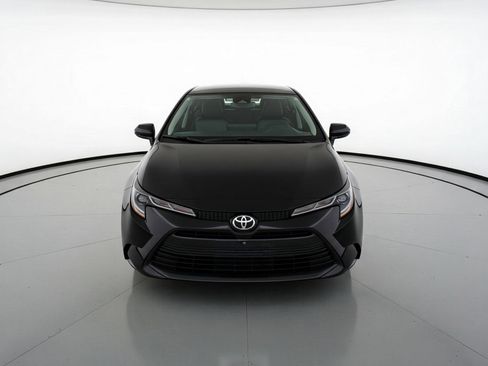 Used 2025 Toyota Corolla LE image 2