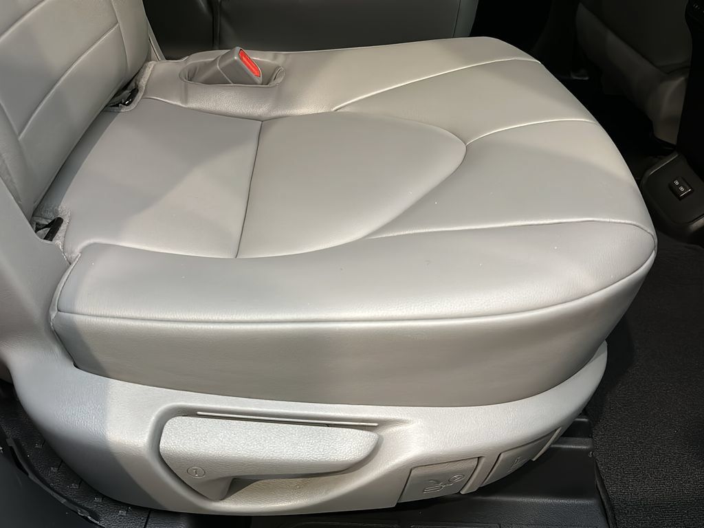 Used 2022 Toyota Highlander XLE AWD/4WD image 19