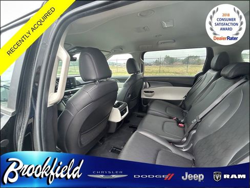 Used 2023 Kia Carnival LX image 4