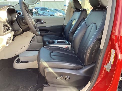 Used 2024 Chrysler Pacifica Touring-L image 18