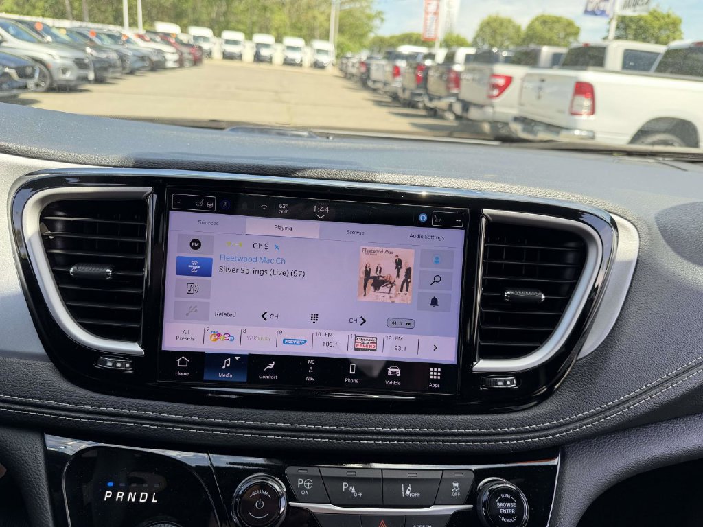 Used 2024 Chrysler Pacifica Limited FWD image 32