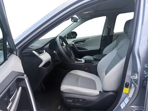 Used 2022 Toyota RAV4 XLE Premium AWD/4WD image 9