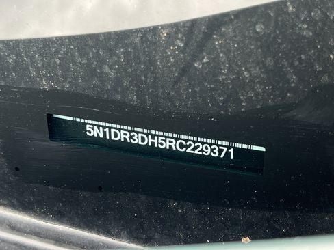 Used 2024 Nissan Pathfinder Platinum image 37