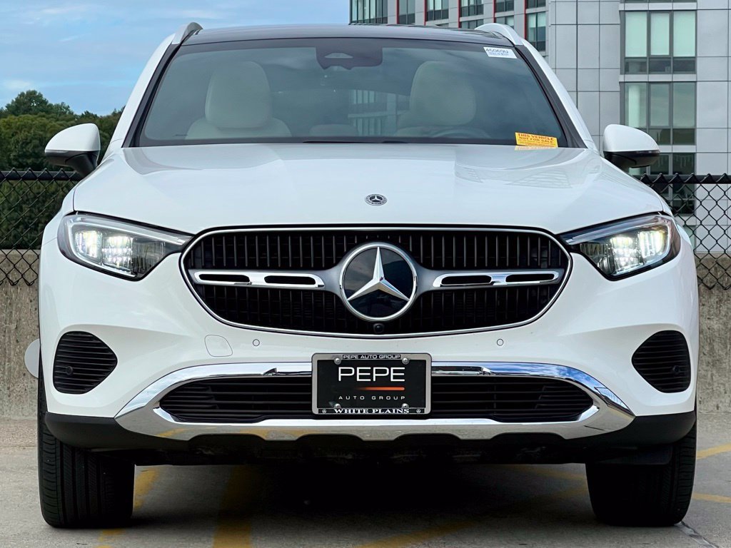 Used 2025 Mercedes-Benz GLC 300 4MATIC image 3