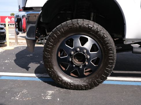 Used 2015 Ford F350 Lariat w/ Lariat Interior Package image 10